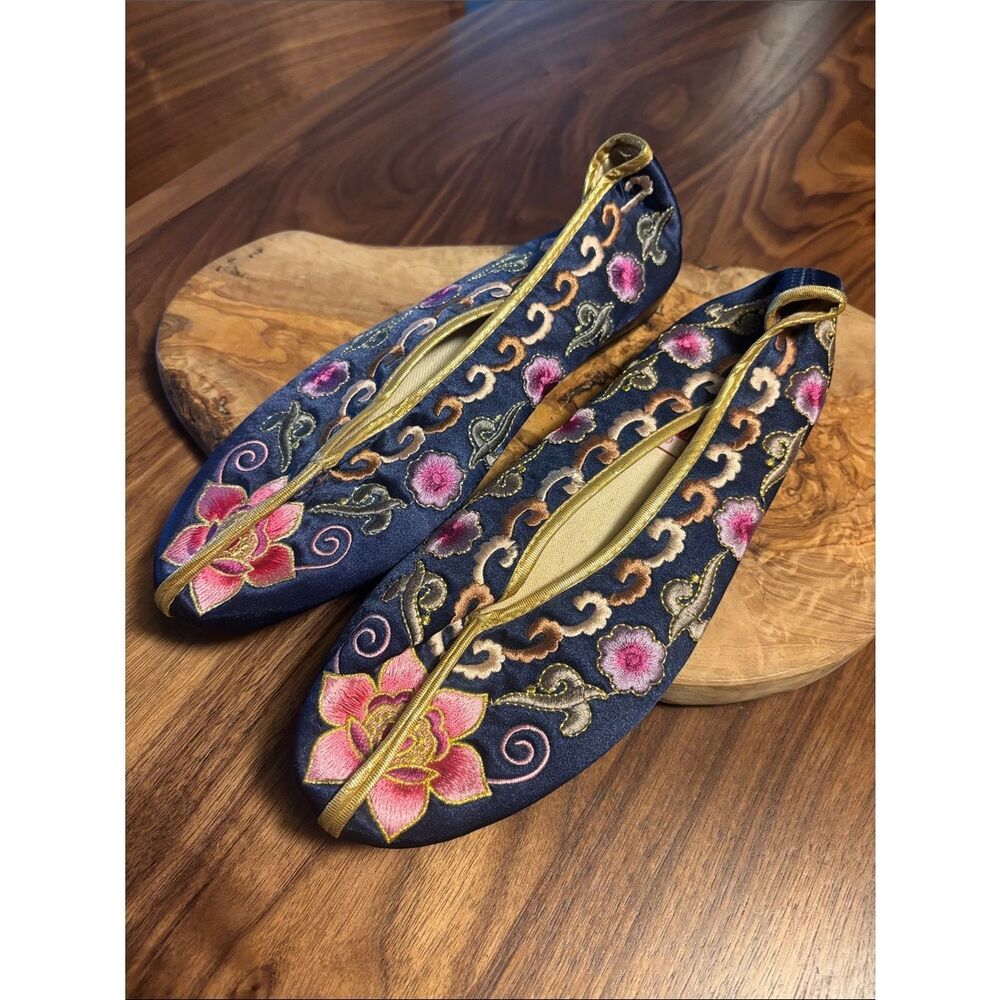 New. Embroidered Chinese flats. Size 38